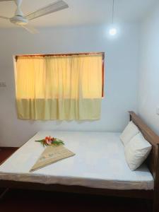 En eller flere senge i et værelse på Andra Home + 4 billeder