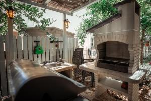 a outdoor kitchen with a pizza oven on a patio at וילה בקיבוץ דפנה - אירוח וטיולים בלב טבע פראי in Metsudat Menahem Ussishkin Alef