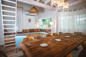 a dining room with a wooden table and chairs at וילה בקיבוץ דפנה - אירוח וטיולים בלב טבע פראי in Metsudat Menahem Ussishkin Alef