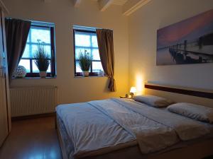 Un pat sau paturi într-o cameră la Ferienwohnung BoddenBee