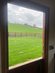 AldertonBugatti Lodge的窗外可以看到一片草地和栅栏。