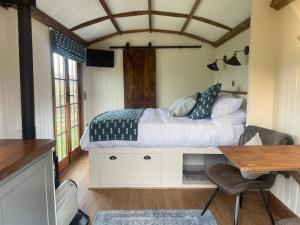 AldertonBugatti Lodge的房间里有一张床和一张书桌的卧室