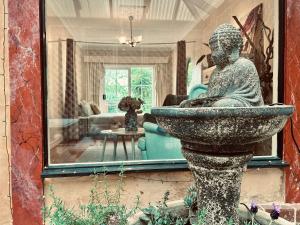 Ảnh trong thư viện ảnh của Secluded Villa with Lush Gardens, Spa and Fireplace ở Mount Dandenong