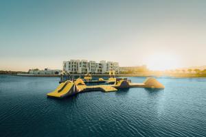 een groep gele glijbanen in het water bij Hyatt Regency Aqaba Ayla Resort in Aqaba
