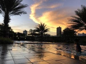 Piscina de la sau aproape de A Ritzy Condo - a non-smoking condo