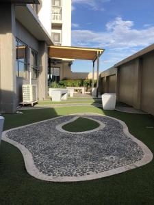 O grădină în afara A Ritzy Condo - a non-smoking condo