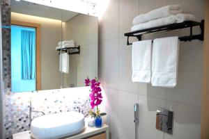 Ένα μπάνιο στο Luxury Jr. 1BR in Mayan Yas Island