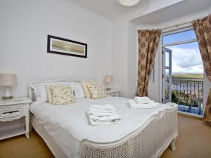 Postel nebo postele na pokoji v ubytování Quay House, Porth Beach