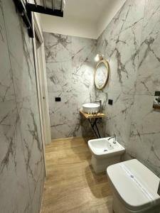 ein Badezimmer mit einer weißen Toilette und einem Waschbecken in der Unterkunft Silvana Guest House in Neapel
