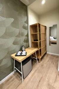 Zimmer mit einem Schreibtisch und einem Zimmer mit einem Bett in der Unterkunft Silvana Guest House in Neapel