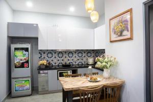 Η κουζίνα ή μικρή κουζίνα στο NGHI Homestay +71 φωτογραφίες