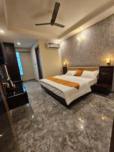 a bedroom with a large bed and a ceiling at Hotel Cedara in Haldwāni