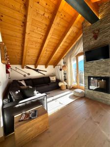 a living room with a couch and a fireplace at Appartamento Picchio in Bormio