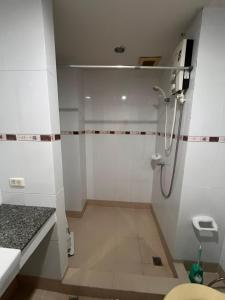 パタヤ・セントラルにあるCenter Point Condoのシャワーとトイレ付きのバスルーム