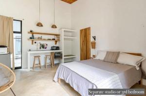 Η κουζίνα ή μικρή κουζίνα στο Private rainforest villa up to 8 guests w jacuzzi near Rio Celeste +14 φωτογραφίες