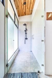 Φωτογραφία από το άλμπουμ του Private rainforest villa up to 8 guests w jacuzzi near Rio Celeste σε Upala