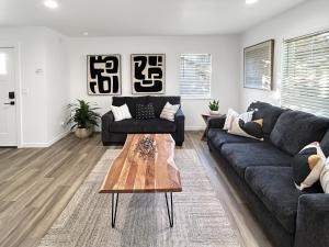 uma sala de estar com um sofá e uma mesa de centro em The Maverick Haus townhouse em Grand Junction