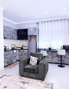 Η κουζίνα ή μικρή κουζίνα στο Qstay Luna