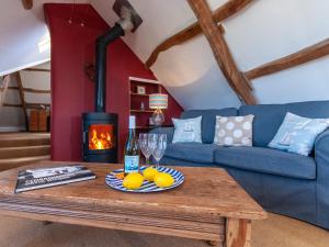 een woonkamer met een blauwe bank en een open haard bij Lighthouse Watch in Saint Nicholas