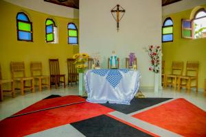 ein Altar in einer Kirche mit einem Tisch in einem Raum in der Unterkunft Kigufi Hill Hotel & Agape Resort in Gisenyi