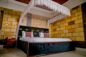 ein Schlafzimmer mit einem großen Bett in einem Zimmer in der Unterkunft Kigufi Hill Hotel & Agape Resort in Gisenyi + 124 Fotos