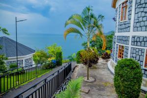 eine Palme vor einem Gebäude in der Unterkunft Kigufi Hill Hotel & Agape Resort in Gisenyi
