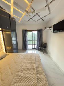 Una televisión o centro de entretenimiento en E7 Apartment