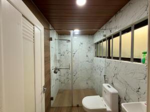 Un baño de E7 Apartment 25 fotos más