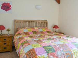 En eller flere senge i et værelse på The Owl's Roost - Uk12087