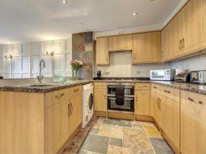 Η κουζίνα ή μικρή κουζίνα στο 6 Torwood Gables