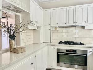 Nhà bếp/bếp nhỏ tại Secluded Villa with Lush Gardens, Spa and Fireplace +25 ảnh