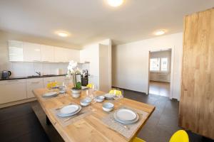 een eetkamer met een houten tafel en een keuken bij Charming Apartment in St Moritz in St. Moritz