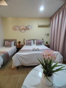 Postel nebo postele na pokoji v ubytování RIVERBANK SUITE with riverfront mountain DUN view