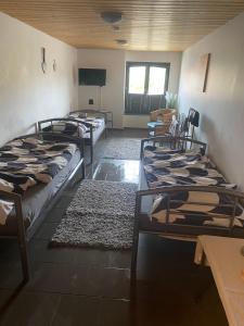 Una habitación con tres camas y un televisor. en Haus Erlenweg, en Neuenkirchen-Vörden