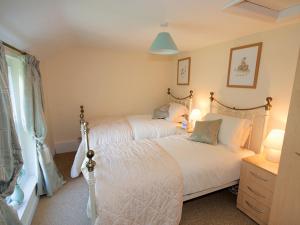a bedroom with two beds and a window at Salters Cottage - E5045 in Wainfleet All Saints