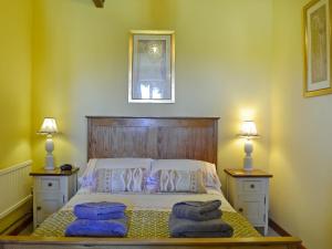 ウェストルトンにあるThe Cart Shed - E1768の青いタオルが敷かれたベッドのある寝室