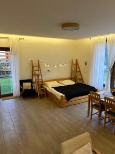 een slaapkamer met een bed en 2 stapelbedden. bij Dům mezi loukami in Sněžné