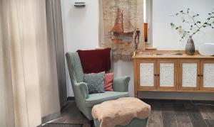 ein Wohnzimmer mit einem Stuhl und einem Tisch in der Unterkunft Haus Theda in Fockbek