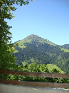 Vista generica sulle montagne o vista sulle montagne dall'interno dell'affittacamere