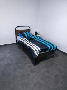 een slaapkamer met een bed in een kamer bij Mego Unterkünfte in Bönen