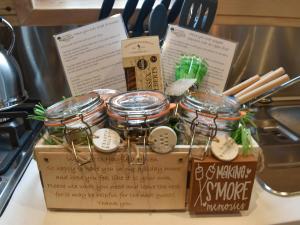 Eine Kiste voller Glasgefäße stand auf einer Theke. in der Unterkunft Hayfield Haven-Uk40691 in Crowhurst + 19 Fotos