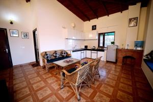 eine Küche mit Tisch und Stühlen in einem Zimmer in der Unterkunft Sky touch cottage & stays in Mukteswar