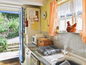 eine Küche mit Spüle und Arbeitsplatte in der Unterkunft Felicity Cottage in Staithes