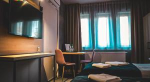 SkorkaにあるHotel Bastioのベッド2台と机があるホテルの部屋