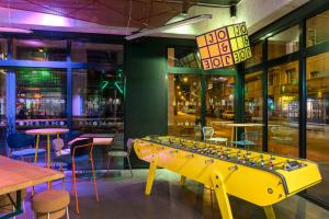 ブダペストにあるJO&JOE Budapestのレストランにある大きな黄色いフーズボールテーブル