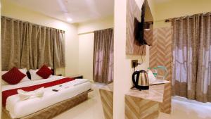 a hotel room with a bed and a television at Smooth Checkin By Edition Blue - Mumbai in Mumbai