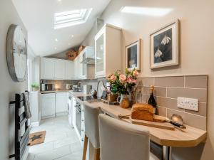 Køkken eller tekøkken på Neptune Cottage