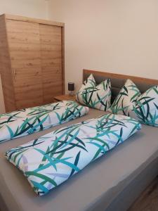 ein Bett mit zwei Kissen darauf in der Unterkunft Ferienwohnung Büchele in Umhausen