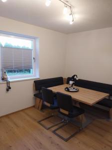 ein Raum mit einem Tisch und Stühlen und einem Fenster in der Unterkunft Ferienwohnung Büchele in Umhausen