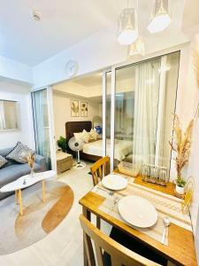 Χώρος καθιστικού στο Azure Staycation by Jen & Jes